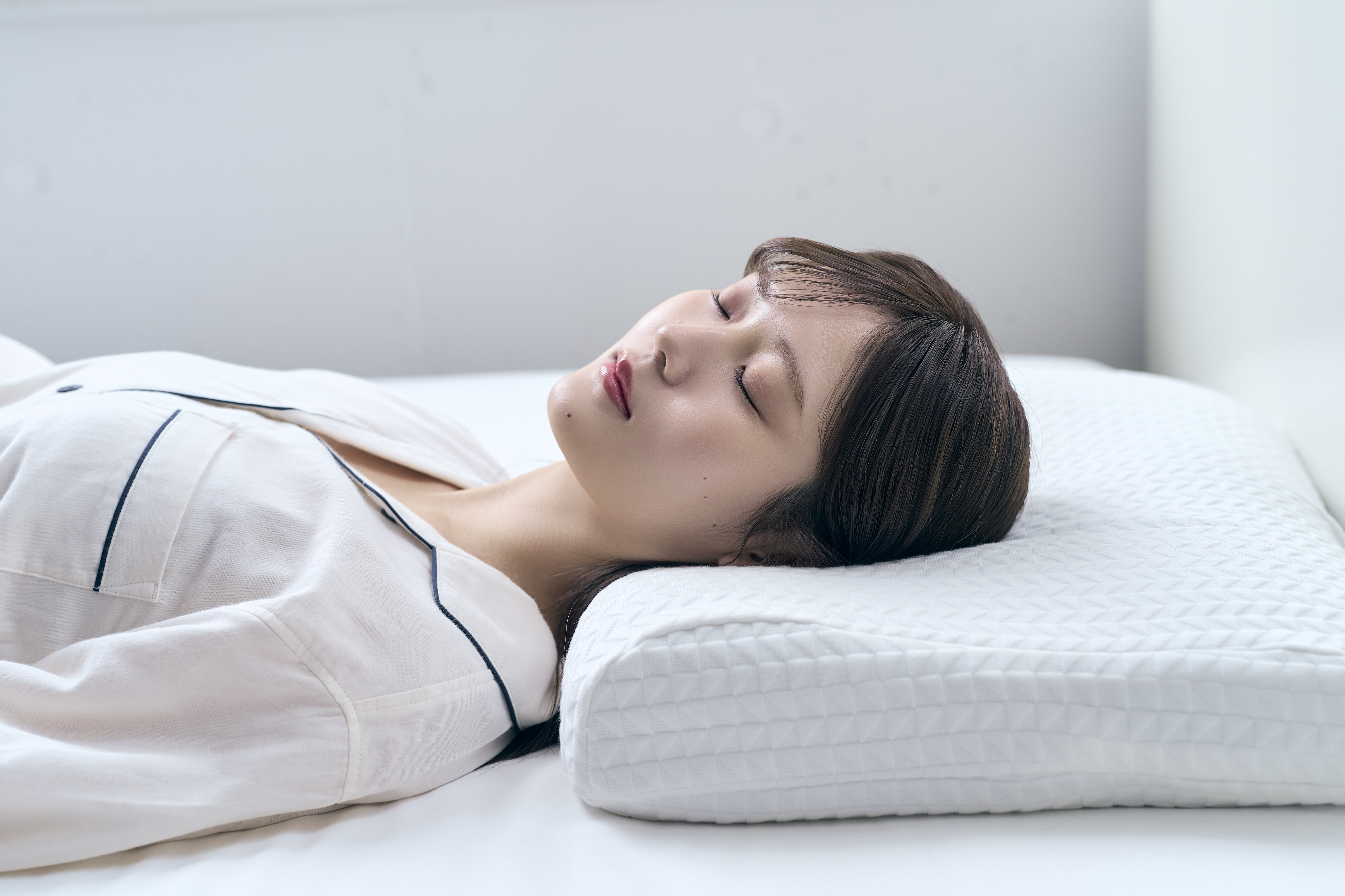 ミラクルピローで仰向けに眠る女性